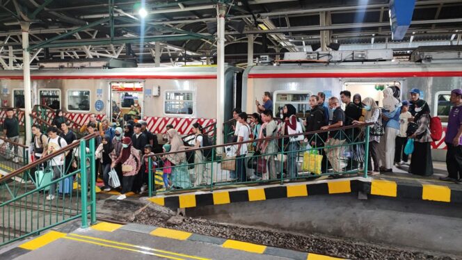
 306.396 Tiket KA Lebaran Keberangkatan Awal Daop 6 Telah Terjual, Ini Tanggal Favorit Pemudik