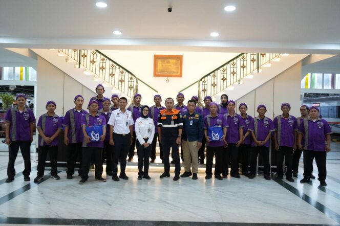 
 KAI Daop 6 Yogyakarta Berbagi 250 Paket Sembako kepada Para Porter di Momen Ramadhan Penuh Berkah