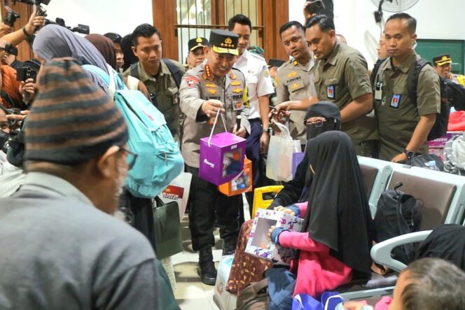 
 Kapolri Jenderal Listyo Sigit Prabowo Tinjau Pelayanan di Stasiun Tugu Yogyakarta, Sebanyak 24 Ribu Pelanggan Berangkat dari Daop 6 Yogyakarta pada Puncak Arus Mudik