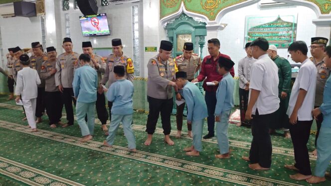 
 Kapolres Metro Jakarta Selatan Santuni 50 Anak Yatim dan Gelar Doa Bersama