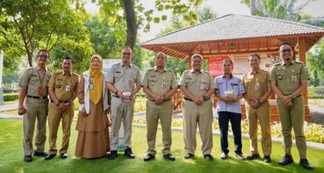 
 Pemkot Jakarta Barat Sebar Benih Nyamuk Ber-Wolbachia di Kantor Wali Kota