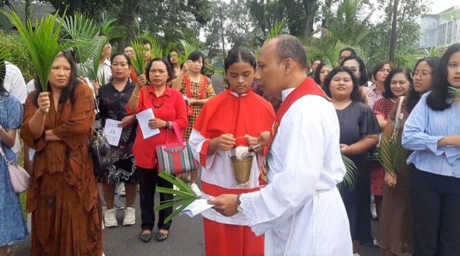 
 Ratusan Umat Katolik Santo Mikael Magelang Rayakan Minggu Palma Dengan Penuh Sukacita