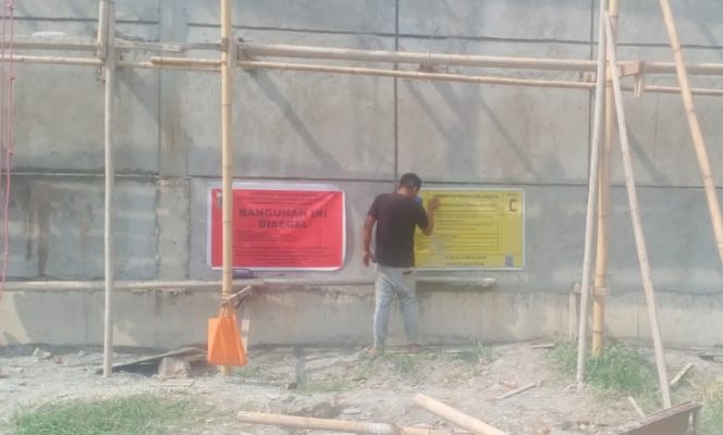 
 Penyegelan Diabaikan, Pembangunan Ruko di Kamal Raya Jalan Terus: Ada Apa dengan Pengawasan?