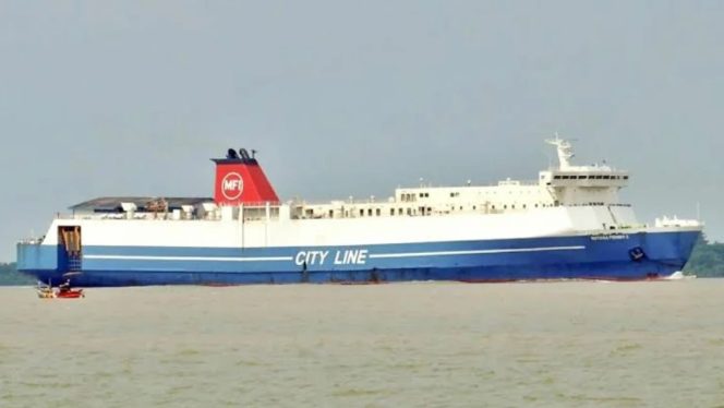 
 KM Mutiara Ferindo I Kandas di Perairan Pulau Tabuhan, 13 Truk Sapi Terlantar