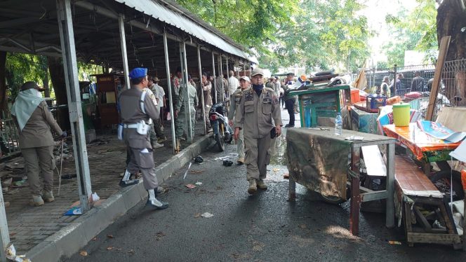
 Satpol PP Bongkar 16 Lapak di Taman Kota Bekasi, Pedagang Kecewa dan Minta Relokasi