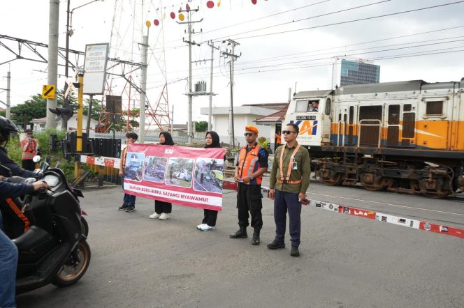 
 Frekuensi KA Melintas Tinggi Saat Libur Panjang Waisak, KAI Daop 6 Imbau Masyarakat Hati-Hati saat Berkendara di Perlintasan Sebidang