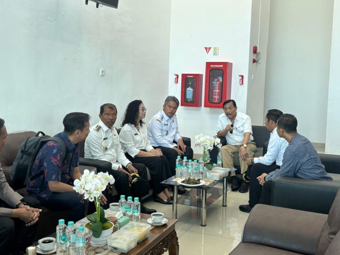 
 Bupati dan Wakil Bupati Taput Sambut Kedatangan Luhut Binsar Panjaitan di Bandara Silangit