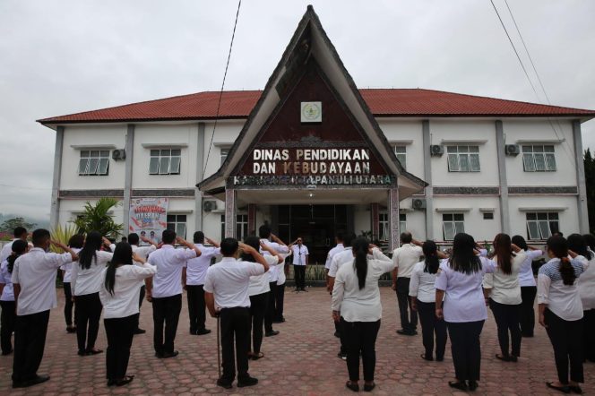 
 Bupati Taput Pimpin Apel Pagi di Dinas Pendidikan: Tekankan Pengawasan Sekolah dan Program Literasi