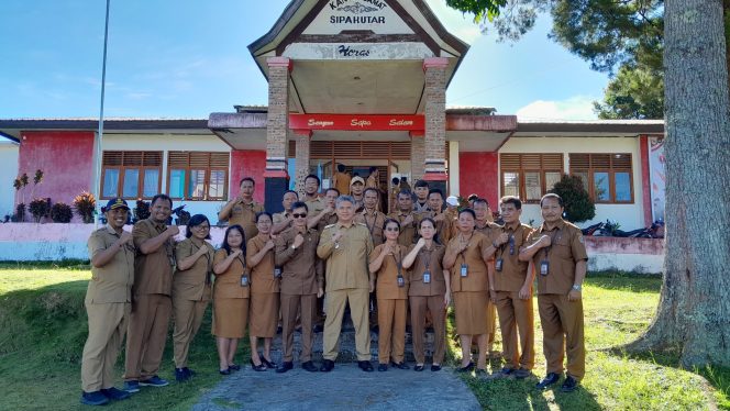 
 Pimpin Apel Pagi di Sipahutar, Wabup Taput Tekankan Peningkatan Pelayanan dan Disiplin