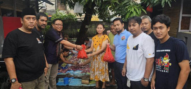 
 Keteladanan Nabi Ibrahim dalam Aksi, PWI Jakarta Barat Berkurban Bersama Warga Cengkareng