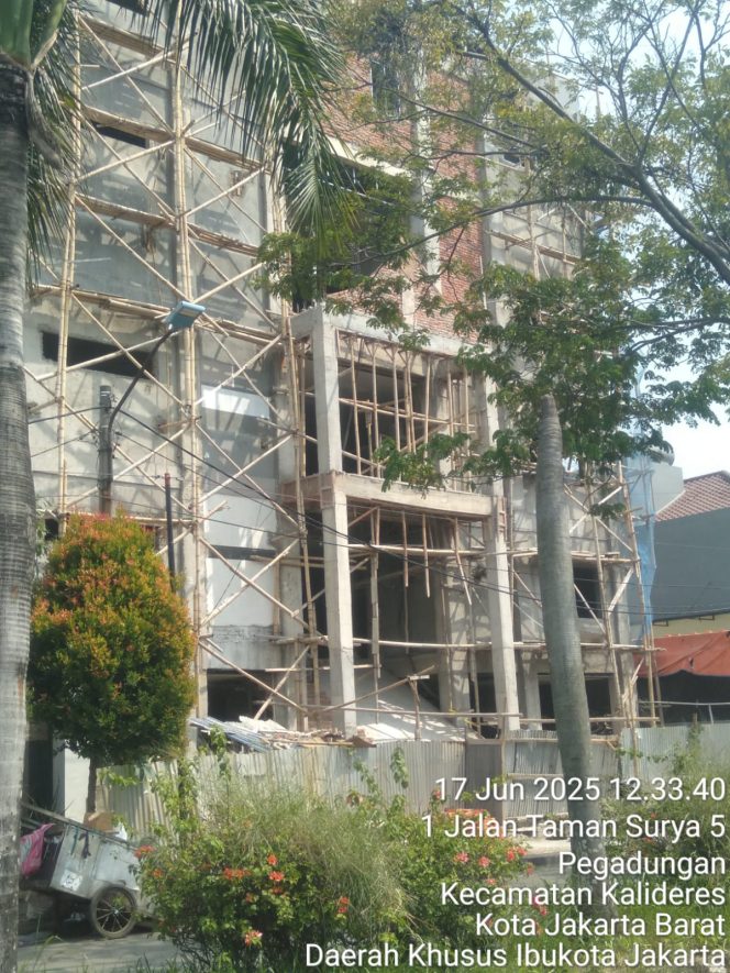 
 Petugas Citata Kalideres Tutup Mata Terkait Pelanggaran Proyek Bangunan Megah di Taman Surya