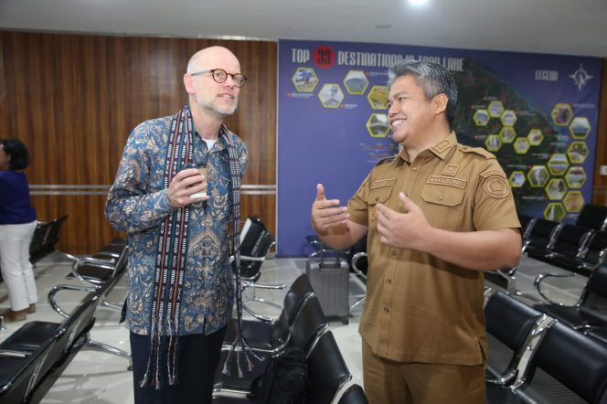 
 Bupati dan Wakil Bupati Taput Sambut Kedatangan Delegasi Belanda di Bandara Silangit