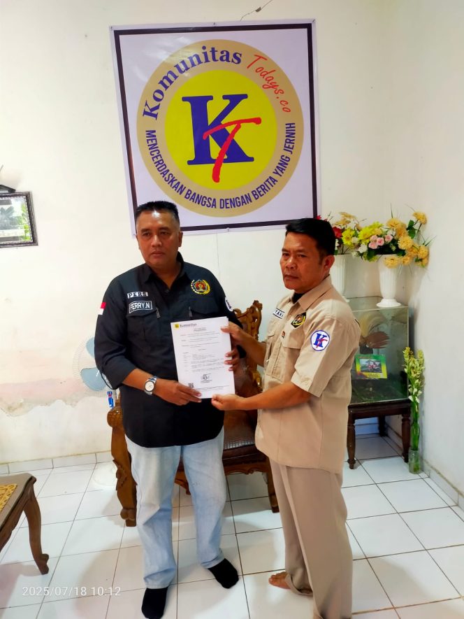
 Pemimpin Redaksi Komunitastodays.co Serahkan SK Kepengurusan Kaperwil Jateng kepada Suyana dan Jajarannya