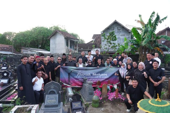 
 Pengurus Dan Anggota KAI, Gelar Ziarah dan Takziah ke Makam Almarhum Ramdlon Naning Di Yogyakarta