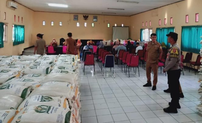 
 Kawal Bantuan Pangan, Bhabinkamtibmas Bojong Rawalumbu Pastikan Penyaluran Beras untuk 732 Warga Lancar