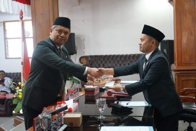 
 Pemkab Taput Sampaikan Nota Jawaban atas Pandangan Umum Fraksi DPRD terhadap Ranperda Perubahan APBD Tahun 2025