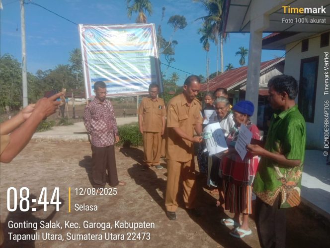 
 Pemerintah Desa Parmanuhan Salurkan BLT kepada Warga Kurang Mampu
