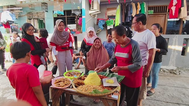 
 HUT ke-80 RI, Warga Cluster H. Soleman Lakukan Doa Bersama dan Potong Tumpeng