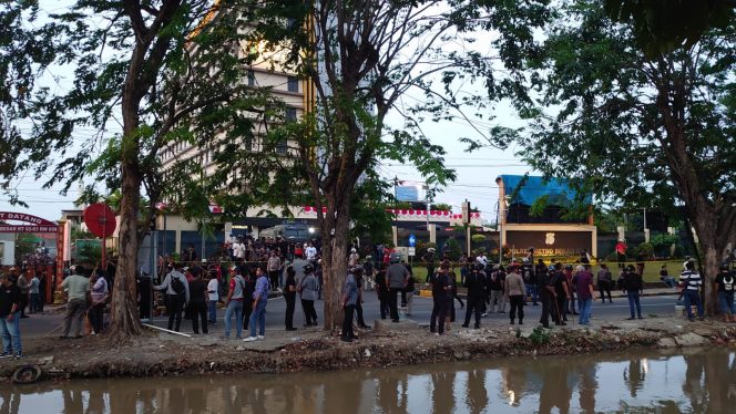
 Situasi Mencekam: Kerusuhan di Halaman Polres Metro Bekasi Kota, Polisi Siaga Penuh