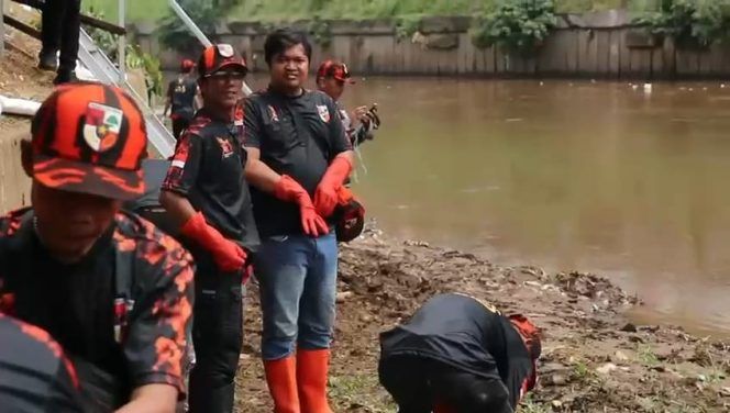 
 Pemuda Pancasila dan Pemkot Jaksel Gelar Aksi Bersih Sungai Ciliwung Sambut HUT ke-66