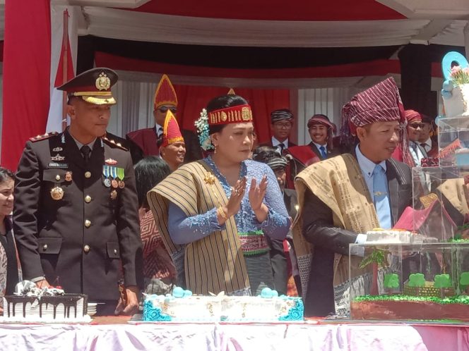 
 Bupati Dr. Junius Hutabarat Awali Peringatan Hari Jadi ke-80 Taput dengan Pemotongan Kue