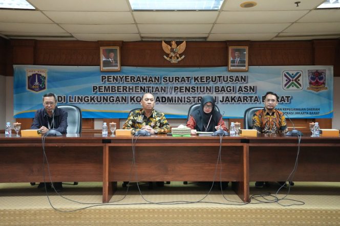 Wali Kota Jakbar Serahkan 22 SK Pensiun TMT 1 November 2025
