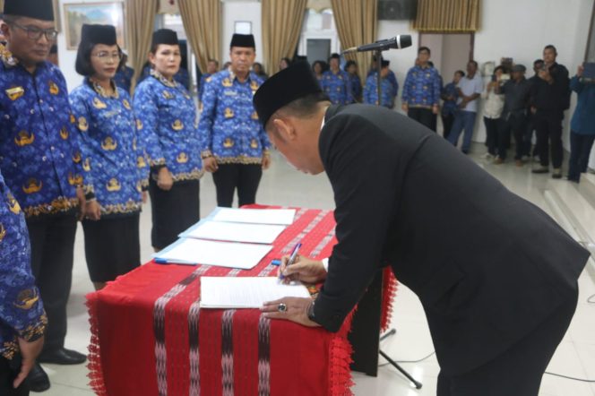 
 ‎Bupati Taput Lantik 44 Kepala Sekolah dan Direktur PDAM Mual Natio, Tekankan Mutu Pendidikan dan Integritas