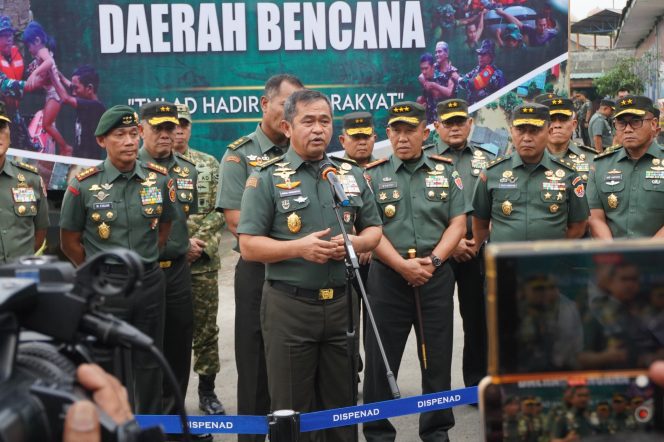 
 Kasad Berangkatkan Kapal ADRI, Kirim Bantuan Kemanusiaan ke Tiga Lokasi Bencana di Sumatera
