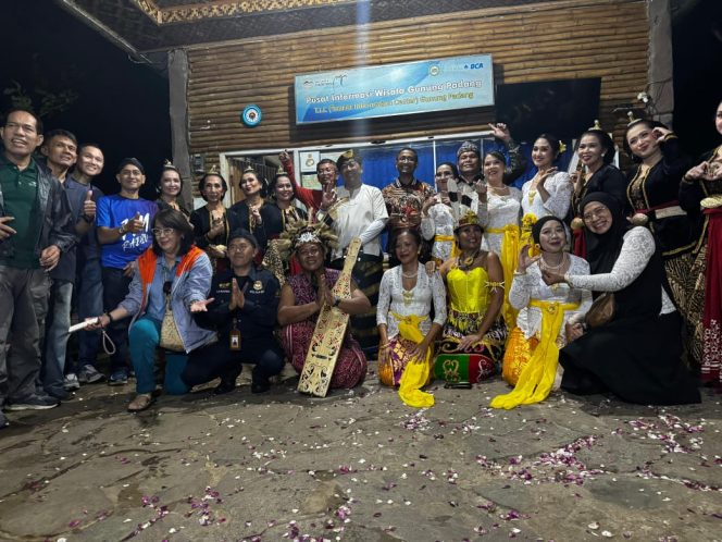 
 Pentas Budaya PWI Jakarta Tetap Meriah di Gunung Padang Meski Diguyur Hujan