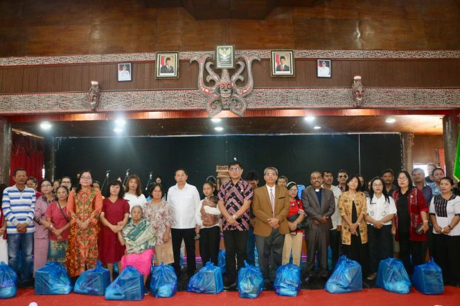 
 Lewat Ibadah Doa Bersama, Pemkab Taput Teguhkan Semangat Warga dan Salurkan Bantuan