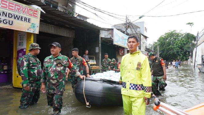 
 Kodam Jaya Respons Cepat Bantu Warga Terdampak Banjir di Kapuk Muara
