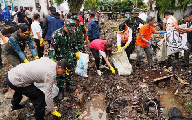 
 Kerja Bakti Serentak di Delapan Kecamatan, Jakbar Perkuat Gotong Royong