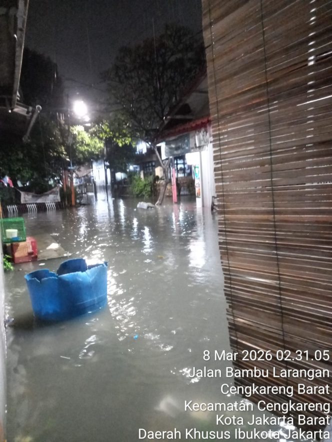 
 Hujan Deras Sejak Sabtu Malam, Wilayah Jalan Mawar 2 Cengkareng Terendam Banjir