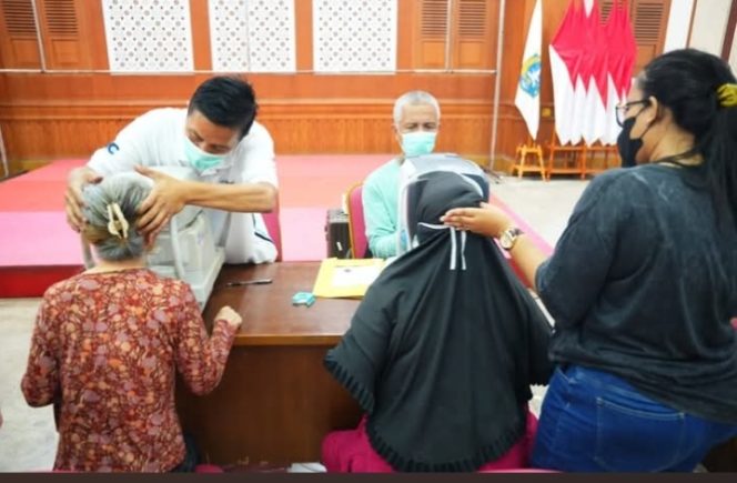 
 Ratusan Warga Ikuti Skrining Operasi Katarak Gratis di Kantor Wali Kota Jakarta Barat