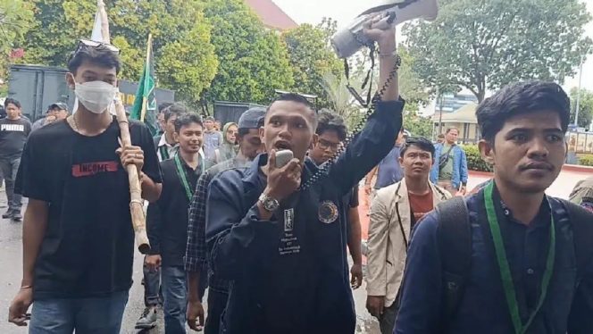 
 “Polemik ‘Kembali ke Kampung Asal’: Narasi Pejabat Batam Picu Stigma Negatif Terhadap Pendatang?” Muryadi Aguspriawan Soal Retorika Eksklusi Pasir Ilegal.”