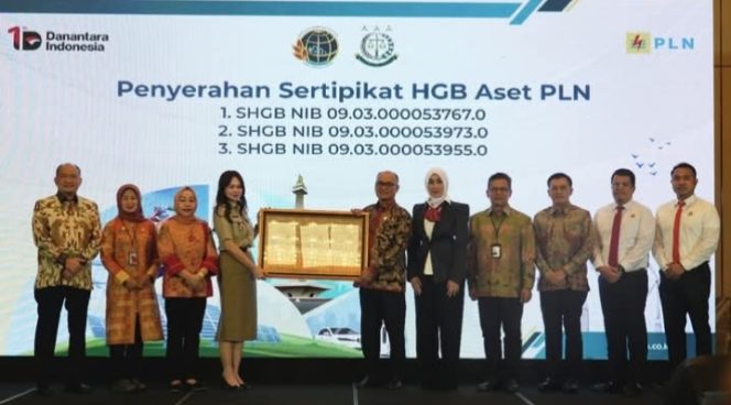 
 Pemkot Jakbar Hadiri Penyerahan Sertifikat Aset PLN, Perkuat Pengamanan Aset Negara