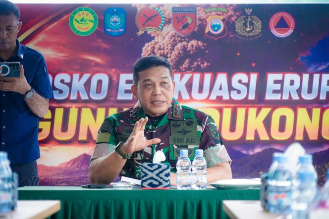 
 Pangdam XV/Pattimura Terjun Langsung Bantu Korban Erupsi Gunung Dukono