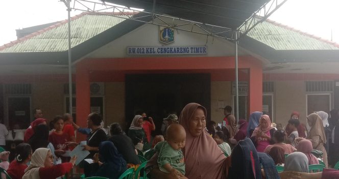 
 Pemkot Jakbar Salurkan Bansos untuk Warga RW 012 Cengkareng Timur