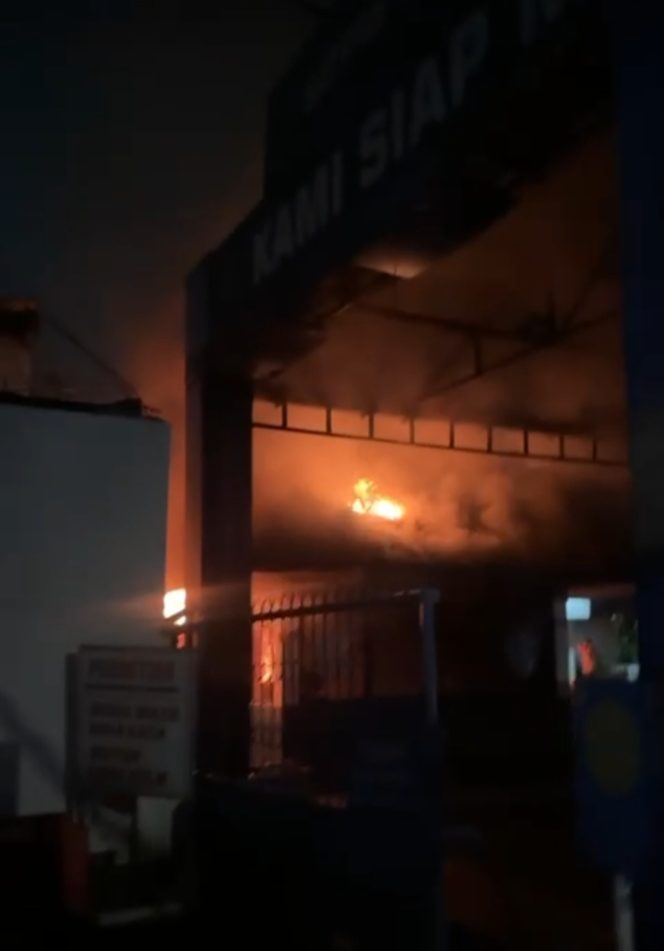 
 Api Mengamuk di Satpas SIM Daan Mogot, Pos Penjagaan dan Kantin Hangus