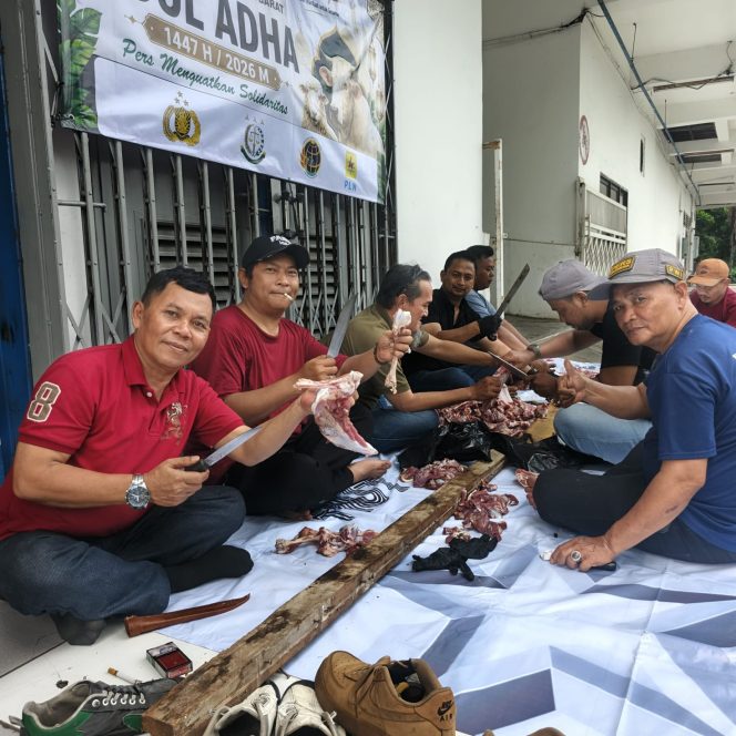 
 Enam Ekor Kambing Qurban Disembelih PWI Pokja Jakarta Barat untuk Warga dan Rekan Media
