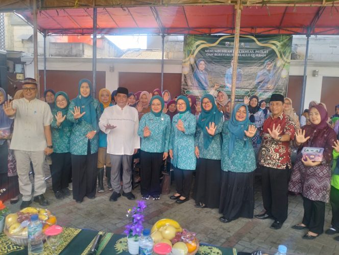 
 TP PKK DKI Jakarta Bagikan Daging Qurban di Masjid Halimatul Huda Kamal