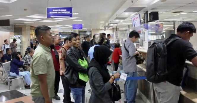 
 Samsat Jakarta Barat Dipadati Warga, Manfaatkan Pemutihan Denda PKB