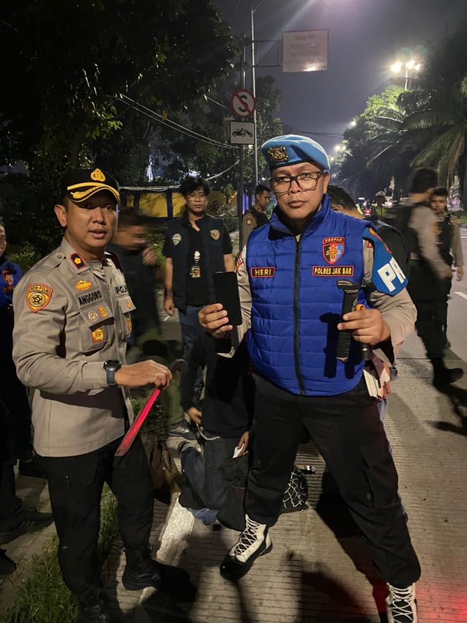 
 Razia Kejahatan Jalanan di Tubagus Angke, Polisi Temukan Sajam jenis Golok dari Seorang Pengendara