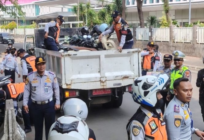 
 Jakarta Barat Gencarkan Penertiban Parkir Liar, Ratusan Motor Ditindak OCP