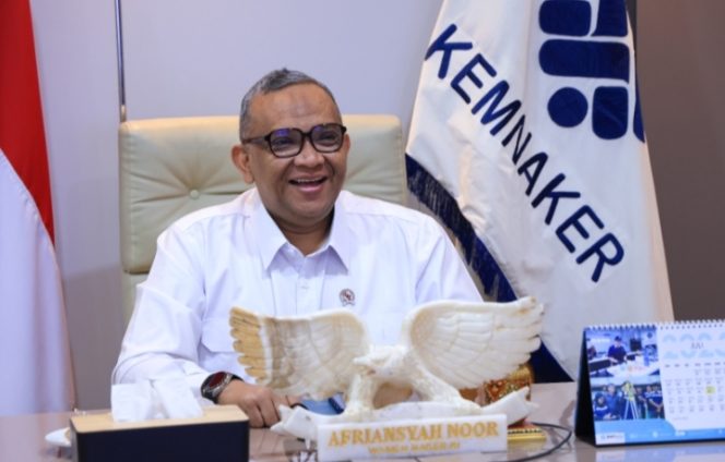 
 Wamenaker: LKS Bipartit Sarana Penting dalam Mencegah Perselisi han Hubungan Industrial  Jakarta, Komunitastodays.co, — Wakil Menteri Ketenagakerjaan (Wamenaker) Afriansyah Noor menegaskan bahwa Lembaga Kerja Sama (LKS) Bipartit merupakan sarana penting dalam mencegah perselisihan hubungan industrial melalui penguatan komunikasi dan dialog antara pekerja dan pengusaha di tempat kerja.  “LKS Bipartit hadir sebagai forum komunikasi dan konsultasi yang berfungsi memecahkan persoalan ketenagakerjaan secara dini sekaligus menciptakan ketenangan bekerja. Karena itu, LKS Bipartit tidak boleh dipandang sekadar sebagai kewajiban administratif perusahaan,” kata Afriansyah.  Afriansyah menyampaikan hal tersebut saat membuka Webinar Sharing Session bertajuk “Menuju Hubungan Industrial Bebas Konflik melalui LKS Bipartit” yang diselenggarakan secara daring, Selasa (9/6/2026).  Berdasarkan data Wajib Lapor Ketenagakerjaan Perusahaan (WLKP), hingga April 2026 tercatat sebanyak 28.236 LKS Bipartit telah terbentuk di berbagai pe rusahaan di Indonesia. Keberadaan forum tersebut dinilai memiliki peran strategis dalam memperkuat dialog sosial dan membangun hubungan industrial yang harmonis.  Afriansyah mengatakan, berbagai perselisihan hubungan industrial umumnya tidak terjadi secara tiba-tiba. Perselisihan sering kali berawal dari komunikasi yang tersendat, aspirasi yang tidak tersampaikan, atau kebijakan perusahaan yang belum dipahami secara utuh oleh para pihak.  “LKS Bipartit berperan sebagai ruang dialog awal, ruang klarifikasi, sekaligus mekanisme deteksi dini terhadap potensi persoalan di tingkat perusahaan,” ujarnya.  Menurutnya, apabila forum tersebut berfungsi dengan baik, berbagai persoalan dapat dibicarakan sebelum berkembang menjadi perselisihan terbuka. Aspirasi pekerja dapat didengar lebih awal, sementara perusahaan memiliki ruang untuk menjelaskan kebijakan dan kondisi usaha secara terbuka sehingga solusi dapat dicari bersama.  Ia menambahkan, semangat dialog dan musyawa rah tersebut sejalan dengan nilai-nilai Hubungan Industrial Pancasila yang terus didorong penerapannya di lingkungan kerja.  “Kehadiran pemerintah dalam hubungan industrial bukan untuk memenangkan salah satu pihak, melainkan memastikan ruang dialog tetap terbuka, hak-hak pekerja terlindungi, dan keberlangsungan usaha tetap terjaga,” tegas Afriansyah.  Melalui webinar ini, ia berharap pemahaman mengenai LKS Bipartit tidak berhenti pada aspek pemenuhan regulasi, tetapi berkembang menjadi praktik nyata yang dijalankan secara aktif dan dipercaya oleh pekerja maupun pengusaha. Dengan demikian, potensi perselisihan dapat dikenali, dibicarakan, dan diselesaikan sejak dini demi terciptanya hubungan industrial yang harmonis, produktif, dan berkelanjutan.(David)